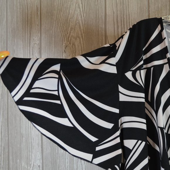 Cato Ruffled Short Sleeve Wrap Top 1X PLUS SIZE - Picture 3 of 6